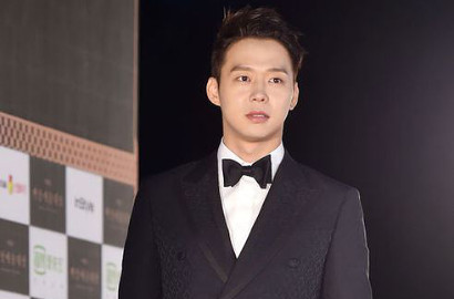 Senyum Manis di Foto Wamil, Kaki 'Cedera' Yoochun Bikin Fans JYJ Khawatir