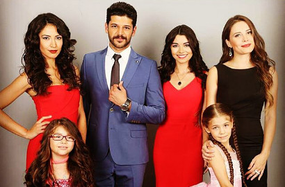 Nyonya Arzu Diborgol dan Melek Nangis di Pemakaman Teaser 'Elif' Season 2