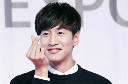 Manjakan Penggemar, Lee Kwang Soo Foto Bareng Fans Beruntung di Acara Tiongkok