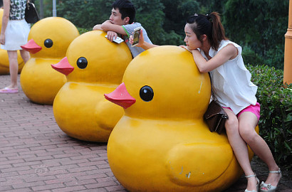 Bebek Karet Kembali 'Berenang' di Atas Danau Hunan