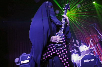 Kisah Gisele Marie Si Muslimah Bercadar Pembetot Gitar Heavy Metal