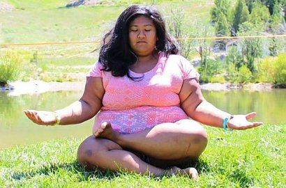 Tak Harus Langsing untuk Bisa Yoga dengan Pose Mencengangkan