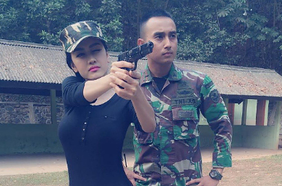 Pose Seksi Julia Perez Sedang Menembak Bikin Netter Salah Fokus