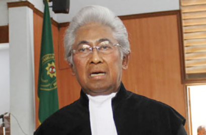 Isak Tangis Antarkan Adnan Buyung Menuju Pusara Terakhir