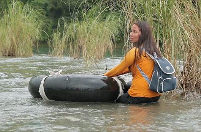 Guru di Filipina Rela Menyeberangi 5 Sungai untuk Mengajar