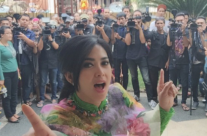 Foto Bareng Sapi Disembelih, Syahrini Dandan Super Cantik