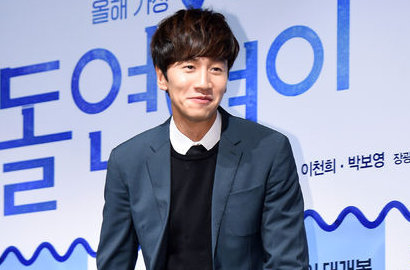 Lee Kwang Soo si Manusia Ikan Berkeliaran di Toronto di Foto Baru 'Collective Invention'
