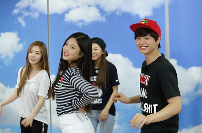 Manis, Joy Kejutkan Sungjae dengan Pelukan dari Belakang di 'WGM'