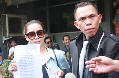 Rere Regina Laporkan Istri Charly Setia Band ke Polisi