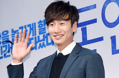 Lee Kwang Soo Renang Bareng Ikan-Ikan di Akuarium di Poster 'Collective Invention'