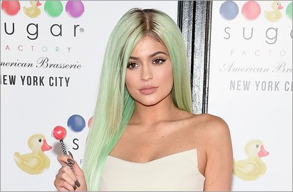Tak Gubris Stitches, Kylie Jenner Tetap Mesra Bareng Tyga