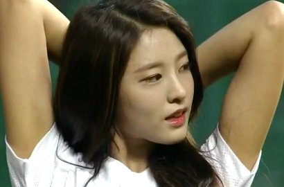 Seksinya Seolhyun AOA Jadi Pelempar Pertama di Pertandingan Bisbol