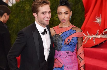 Jadi Korban Rasis, Robert Pattinson Bela FKA Twigs