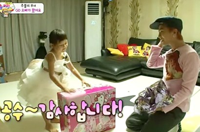 Choo Sarang Lepas Baju di Depannya, GD Big Bang Super Malu di 'Superman Is Back'