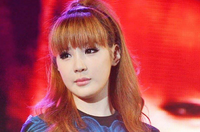 Park Bom 2NE1 Dipuji Cantik Sebelum 'Oplas' Usai Foto Masa Lalu Beredar