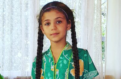 Isabella Damla 'Elif' Pose Bareng Sang Kakak, Cantikan Mana?