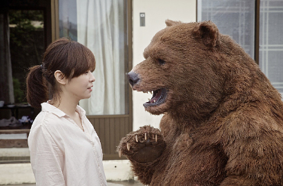 Dirangkul Beruang, Choi Kang Hee Malah Tertawa di Poster 'Where Mermaids Go'