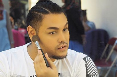 Ivan Gunawan Dikabarkan Sering Minta Foto Gadis Bugil