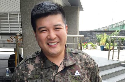 Lagi Wamil, Shindong SuJu Pose Imut Sambil Pamer Kue Ultah dari SM