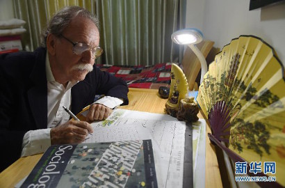 Mirip Albert Einstein, Profesor Ini Jadi Selebriti Baru di Dunia Maya