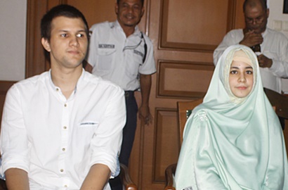 Tunjukkan Perhatian ke Stuart Collin Saat Sidang, Risty Batal Gugat Cerai?
