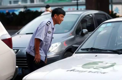 Bergelimang Harta, Pria Ini Justru Nekat Jadi Juru Parkir