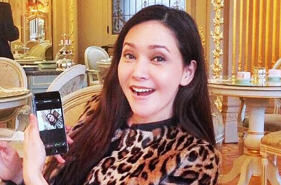 Bareng Pria Bule, Maia Estianty Bikin Fans Penasaran