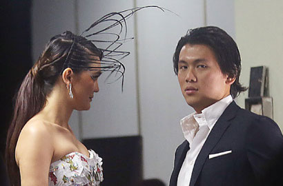 Luna Maya Pamer Cincin Etnik, Dilamar Reino?