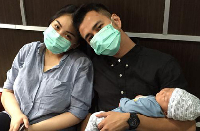 Rafathar Sakit, Nagita Slavina Larang Siapapun Pegang Atau Cium Bayinya