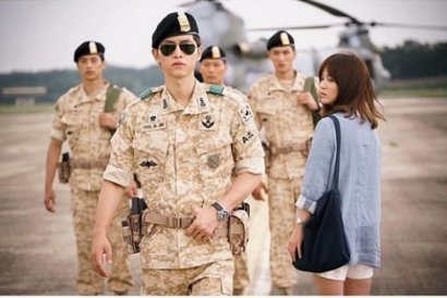 Adegan 'Descendants' Ini yang Akan Dilakukan Joong Ki-Hye Kyo di Yunani
