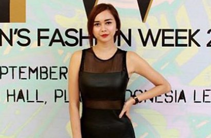 Aura Kasih Pamer Paha Mulus di Hadapan Glenn Fredly