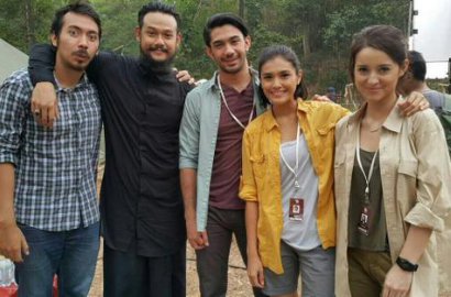 Selesai Syuting 'Firegate', Reza Rahadian-Julie Estelle Foto Bareng Tengkorak