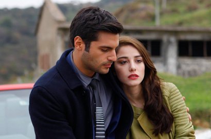 Pelukan di Jembatan, Ada Apa dengan Ayaz-Oyku di 'Cinta di Musim Cherry' Season 2?