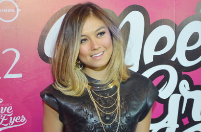Pakai Batik, Agnes Monica Malah Ekspos Belahan Dada dan Pose Ngangkang