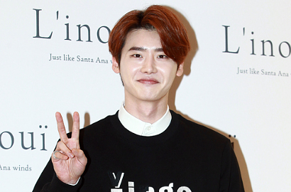 Lee Jong Suk Unggah Foto Gandengan Tangan Bareng Cewek, Siapa?