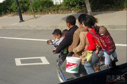 Satu Keluarga Naik Satu Motor Bareng di Tiongkok, Kok Bisa?