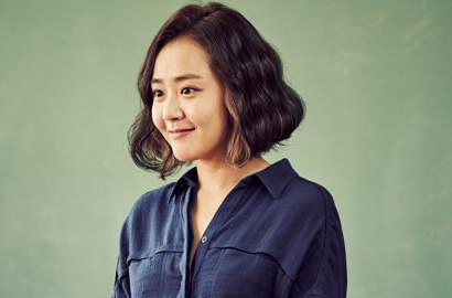 Moon Geun Young Dipeluk Tangan-Tangan Misterius di Poster 'Village'