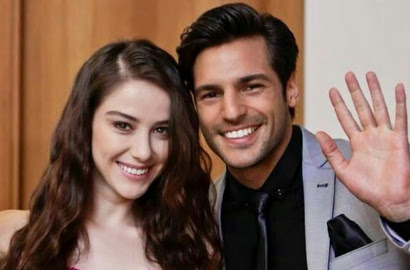 Pose Bareng, Serkan Cayoglu 'Ayaz' dan Ozge Gurel 'Oyku' Diminta Jadian