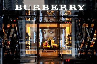 Turis Tiongkok Ketahuan Berak Sembarangan di Depan Kantor Burberry Inggris