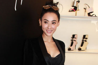 Menyingkap Atasan, Payudara Cecillia Cheung Jadi Pusat Perhatian di Milan