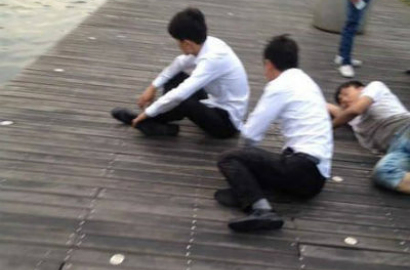 Gagal Capai Target, Para Sales di Tiongkok Dihukum Ngesot Keliling Danau