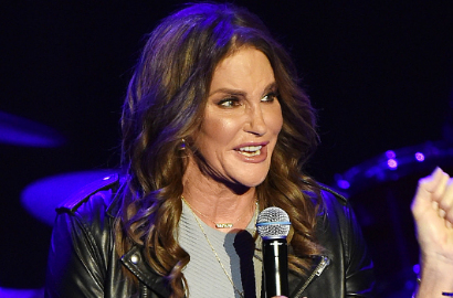 Transgender, Caitlyn Jenner Kini Berani Pamer Bra dan Belahan Dada