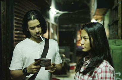 Super Hot, Chico Jericho-Tara Basro Pelukan di Ranjang di Poster 'A Copy of My Mind'