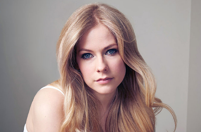 Usai Umumkan Pisah, Avril Lavigne Garap Lagu Lagi Bareng 'Mantan' Suami