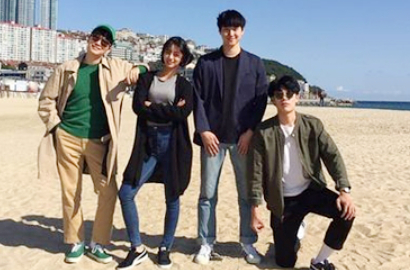 Hyeri Girl's Day Dikelilingi 4 Cowok Super Retro di Poster Baru 'Reply 1988'