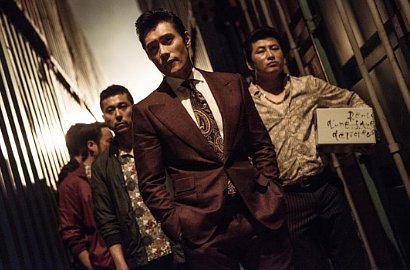 Hii, Lee Byung Hun Pegang Potongan Tangan Manusia di Foto Baru 'Inside Men'