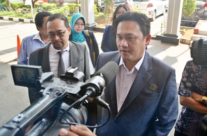 Kemana-Mana Pakai Taksi, Farhat Abbas Kini Jatuh Miskin