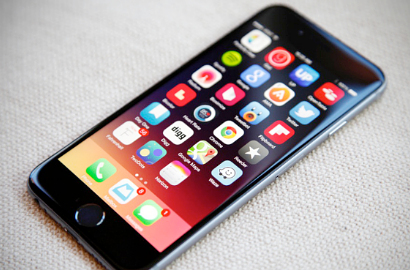 Tak Bisa Belikan iPhone, Ibu Cacat Berlutut di Depan Anak Gadisnya