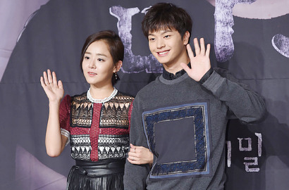 Tak Kenal, Moon Geun Young Heran Pada Heboh Main Bareng Sungjae di 'Village'