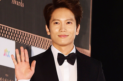 Jadi Vampir, Ji Sung Pamer Gigi Taring di 'The Vampire Lives Next Door'